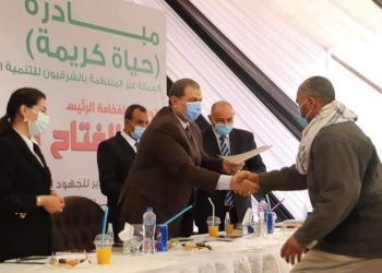 وزير القوى العاملة يسلم ٥٠٠ وثيقة تأمين للعمالة غير المنتظمة بوادي الملاك بالشرقية