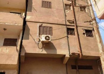 إخلاء سكان إحدى العمارات السكنية الآيلة للسقوط بأبوحماد