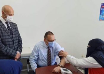 محافظ الشرقية يتلقى الجرعة الأولى من لقاح فيروس كورونا المستجد بمكتب صحة الزقازيق ثان