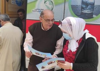 شركة مياه الشرب والصرف الصحى بالشرقية توجه سيارة خدمة العملاء المتنقلة لكفر السواقي بأبوكبير