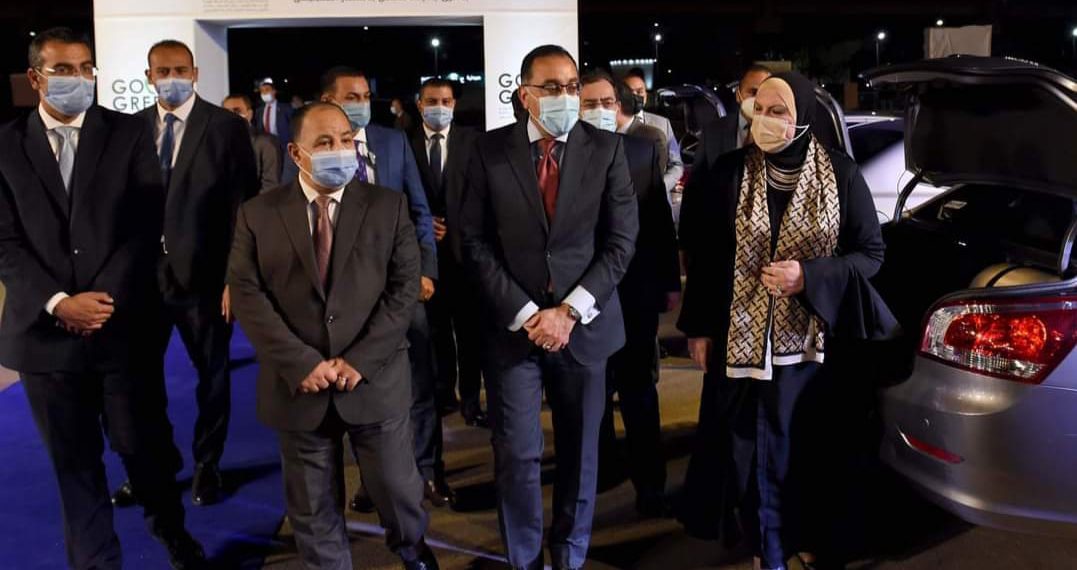 رئيس الوزراء يُسلم مفاتيح أول دفعة من السيارات الجديدة للمستفيدين بالمبادرة الرئاسية لإحلال المركبات للعمل بالغاز