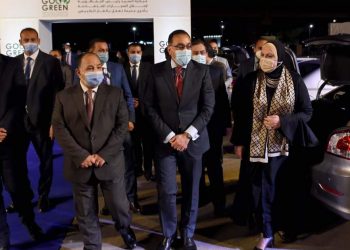 رئيس الوزراء يُسلم مفاتيح أول دفعة من السيارات الجديدة للمستفيدين بالمبادرة الرئاسية لإحلال المركبات للعمل بالغاز