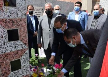 محافظ الشرقية يضع إكليلاً من الزهور على النصب التذكاري لشهداء مدرسة شهداء 2 بحر البقر بالحسينية
