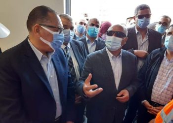 وزير النقل ومحافظ الشرقية يتفقدان محطتي قطارات منيا القمح والزقازيق