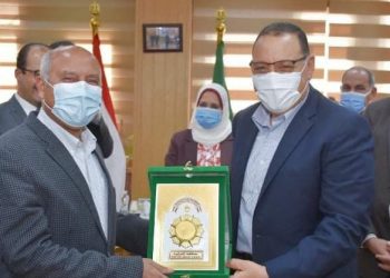 وزير النقل والمواصلات يلتقي بالعاملين بقطاع السكك الحديدية.. والمحافظ يهديه درع الشرقية