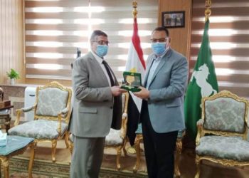 محافظ الشرقية يُكرم القائم بأعمال وكيل وزارة الضرائب العقارية لبلوغه سن المعاش