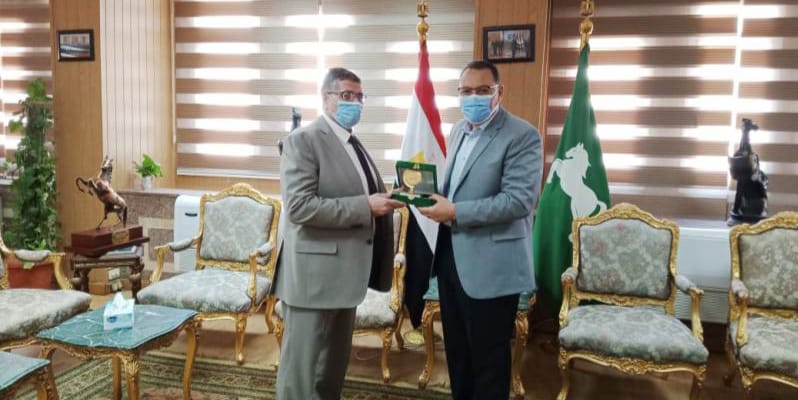 محافظ الشرقية يُكرم القائم بأعمال وكيل وزارة الضرائب العقارية لبلوغه سن المعاش