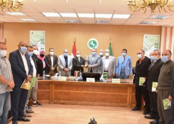 محافظ الشرقية يُكرم لاعبي فريق تنس الطاولة بمديرية التربية والتعليم لحصولهم علي كأس بطولة دوري المصالح الحكومية 2021