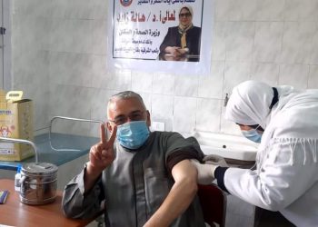 تطعيم المواطنين بلقاح كورونا في 14 مركزاً طبياً بالشرقية