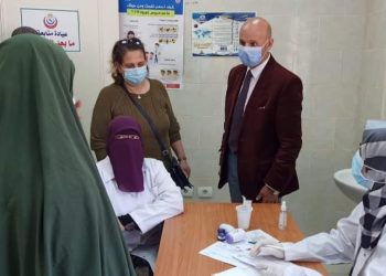 وكيل وزارة الصحة بالشرقية يتفقد مراكز تطعيم المواطنين بلقاح كورونا بالعاشر