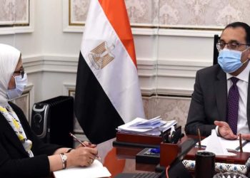 رئيس الوزراء يتابع مع وزيرة الصحة جهود مواجهة فيروس كورونا