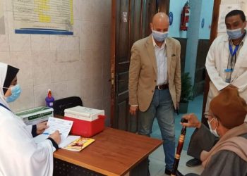 وكيل وزارة الصحة بالشرقية يتابع تطعيم المواطنين بلقاح كورونا بالمركز الطبي بأبو كبير