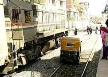 إحالة المسئولين عن واقعة سير توك توك على القضبان بفاقوس للتحقيق