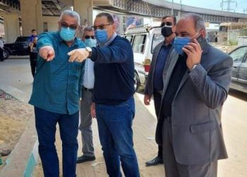 محافظ الشرقية يتفقد موقع إنشاء منفذ بيع منتجات القوات المسلحة أسفل كوبري شرويدة بمدينة الزقازيق