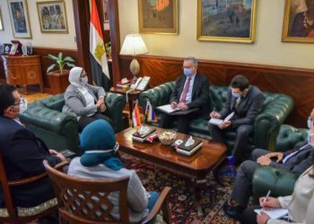 وزيرة الصحة تستقبل السفير الروسي لدى مصر لبحث سبل توفير لقاح فيروس كورونا الروسي (سبوتنكV)