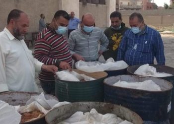 ضبط وإعدام أكثر من ٤٧ طن أغذية فاسدة بمصنع للمواد الغذائية بأبوكبير