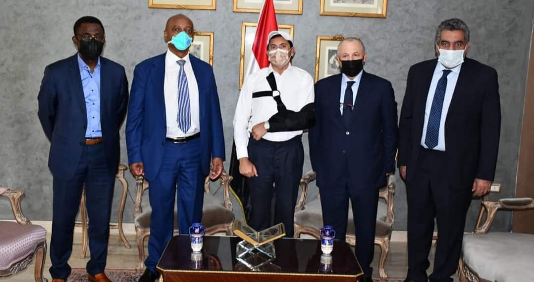 وزير الشباب الرياضة يستقبل رئيس الكاف عقب وصوله القاهرة