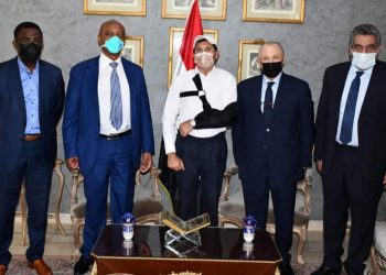 وزير الشباب الرياضة يستقبل رئيس الكاف عقب وصوله القاهرة