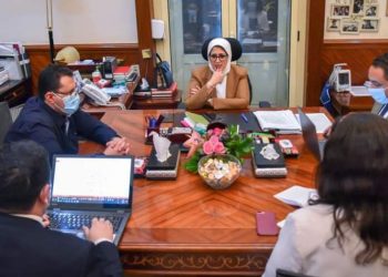 وزيرة الصحة تتابع المنظومة المميكنة لنسب إشغال الأسرة والرعايات وأجهزة التنفس الصناعي بمستشفيات العزل