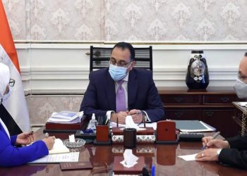 رئيس الوزراء يتابع مع وزيرة الصحة موقف تنفيذ المنشآت الصحية في المبادرة الرئاسية “حياة كريمة