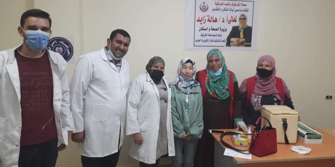 تطعيم سيدة صينية بلقاح كورونا بالشرقية