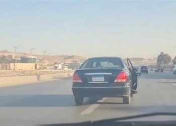 فتاة تلقي بنفسها من سيارة على طريق مصر اسكندرية الصحراوي