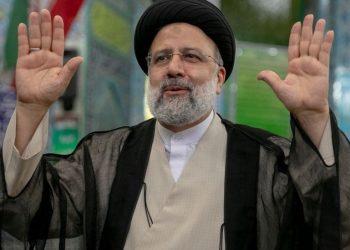 “تلفزيون الجمهورية الإسلامية الإيرانية يقطع البث وينقل القرآن الكريم بعد سقوط طائرة الرئيس”