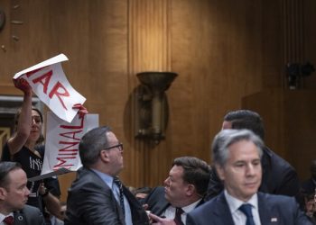 “متظاهرون يقاطعون كلمة بلينكن 4 مرات متتالية ويمنعونه من التحدث”