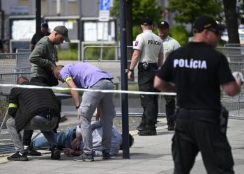 “محامية منفذ محاولة اغتيال فيتسو تتنحى عن القضية”