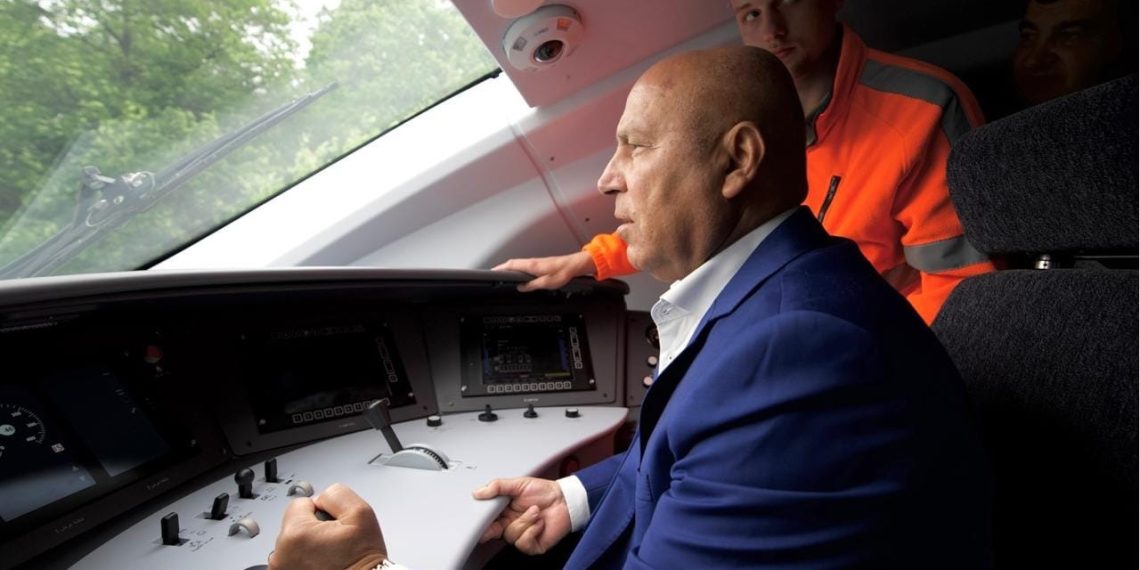 ” وزير النقل يختبر القطار السريع ( فيلارو) المقرر وصوله لمصر في أكتوبر”