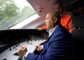 ” وزير النقل يختبر القطار السريع ( فيلارو) المقرر وصوله لمصر في أكتوبر”