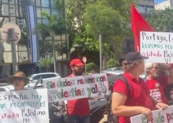 “احتفال مثير وغير مألوف: إسرائيليون يتظاهرون أمام سفارة إسبانيا في تل أبيب”