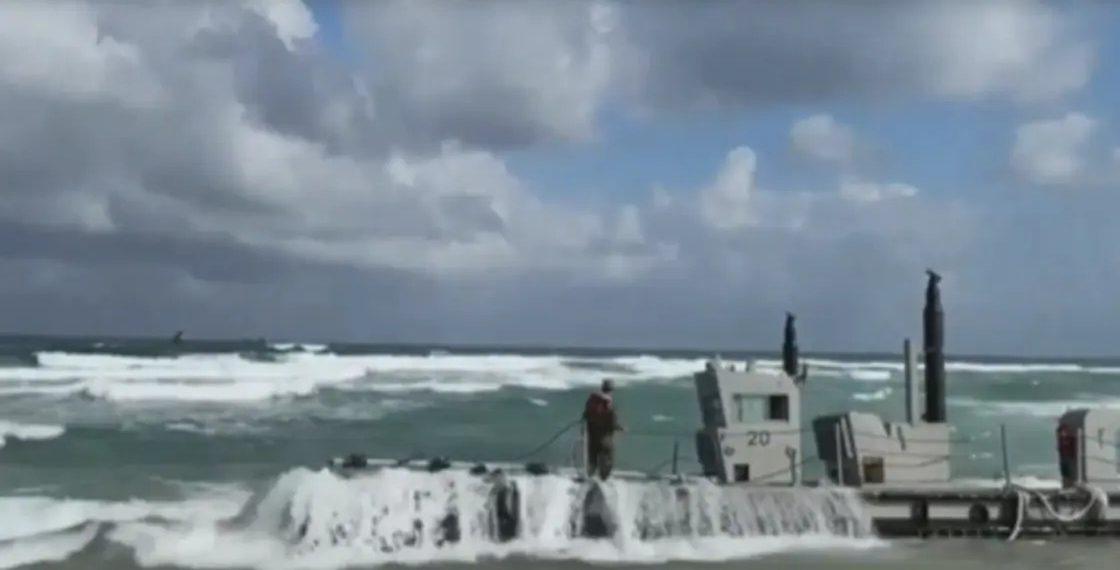 “أمريكا تعيد الرصيف البحري لغزة بعد انهياره وجرف المياه له  و تستأنف إيصال المساعدات الإنسانية”