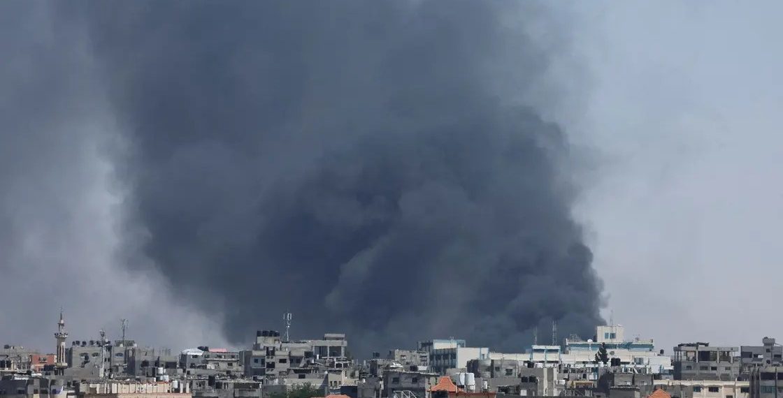 “استمرار الغارات الإسرائيلية على رفح بالرغم من قرار المحكمة الدولية بوقف العمليات العسكرية”