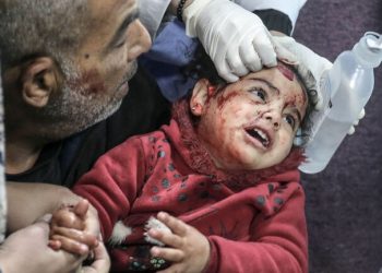 “مقتل مدنيين فلسطينيين في قصف إسرائيلي على مخيم للنازحين برفح وسط تصاعد الضغوط الدولية”