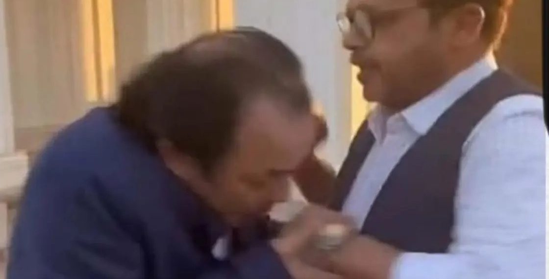 “قبّل يد هنيدي أثناء حفل قران ابنته.. علاء مرسي يثير الجدل”