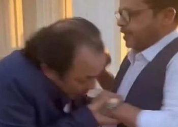 “قبّل يد هنيدي أثناء حفل قران ابنته.. علاء مرسي يثير الجدل”