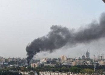 “انفجار ضخم يؤدي إلى اشتعال حافلة صغيرة وإصابة خطيرة في تل أبيب-حولون”