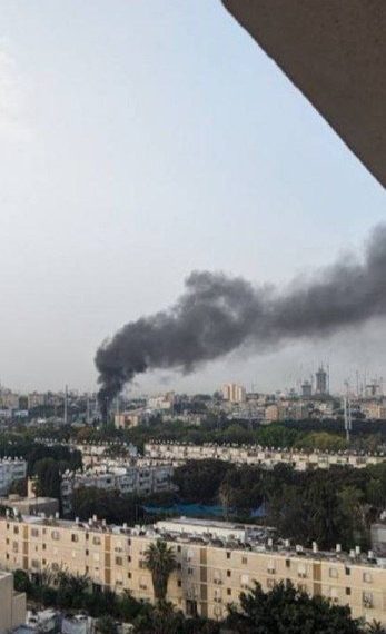 “انفجار ضخم يؤدي إلى اشتعال حافلة صغيرة وإصابة خطيرة في تل أبيب-حولون”