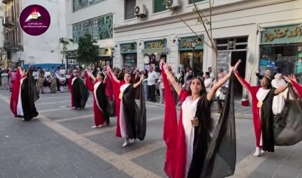 شارع النبي دانيال بالإسكندرية يتحول إلى مسرح مفتوح للإبداع..