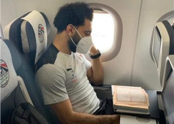 ماذا يفعل محمد صلاح داخل طائرة منتخب مصر؟!