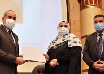 وزير الطيران المدني يكرم الأمهات المثاليات ويشيد بدور المرأة في خدمة قطاع الطيران