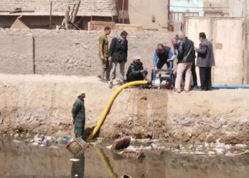 رئيس حي ثان الزقازيق يتابع أعمال رفع تجمع للمياه بسوق أبو عامر بالصيادين