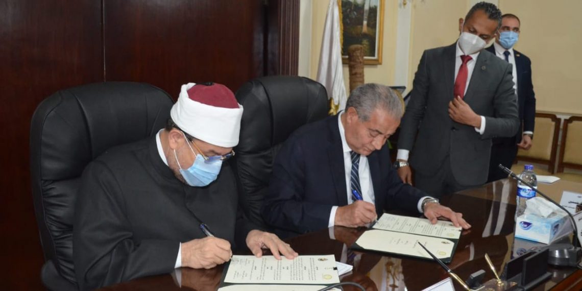 وزيرا الأوقاف والتموين يوقعان بروتوكول تعاون بشأن صكوك الأضاحي لصالح الأسر الأولى بالرعاية