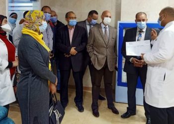 وكيل وزارة الصحة بالشرقية ومدير التأمين الصحي يتابعان أولي جلسات العلاج الكيماوي لمرضي الأورام بالسعديين