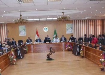 محافظ الشرقية يلتقى بالمتضررين من أصحاب الأكشاك المحترقة بنفق المشاة أسفل السكة الحديد بالزقازيق