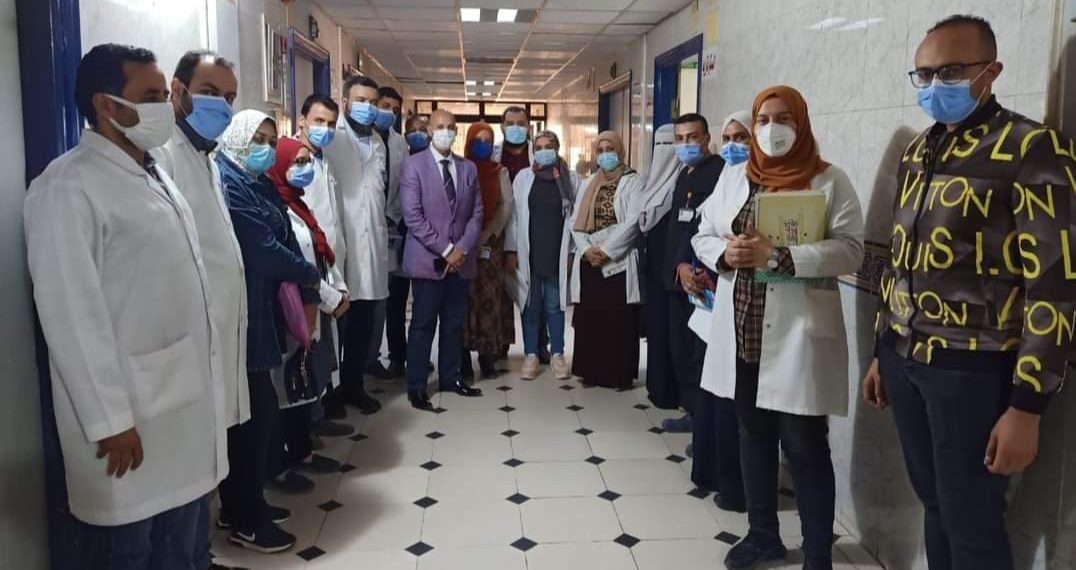 وكيل وزارة الصحة بالشرقية يتابع فعاليات تطعيم المواطنين بلقاح كورونا بالمركز الجديد بديرب نجم