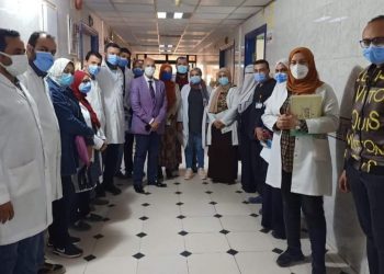 وكيل وزارة الصحة بالشرقية يتابع فعاليات تطعيم المواطنين بلقاح كورونا بالمركز الجديد بديرب نجم