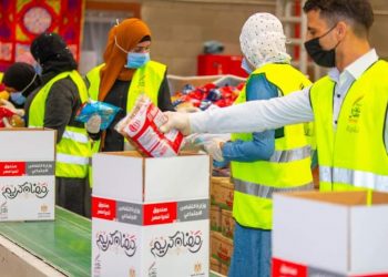 قوافل حملة أبواب الخير تواصل توزيع المواد الغذائية على الأسر الأولى بالرعاية إستعداداً لرمضان