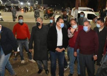 محافظ الشرقية يطمئن بنفسه على حركة سير القطارات ويتابع أعمال إستعدال عربات القطار إلى مسارها الصحيح